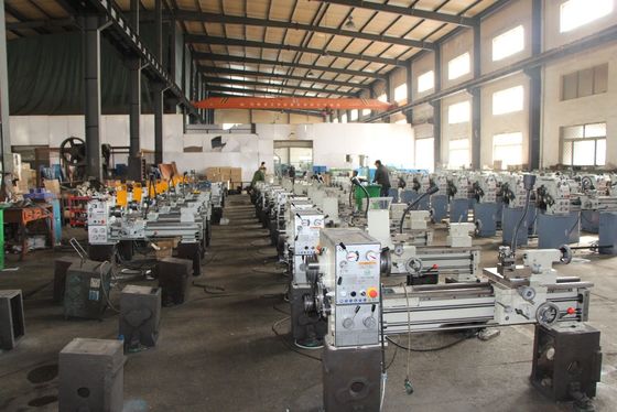 C6241 CNC مخرطة معدنية 230V مزدوجة الجدار هيكل معدني مقعد مخرطة